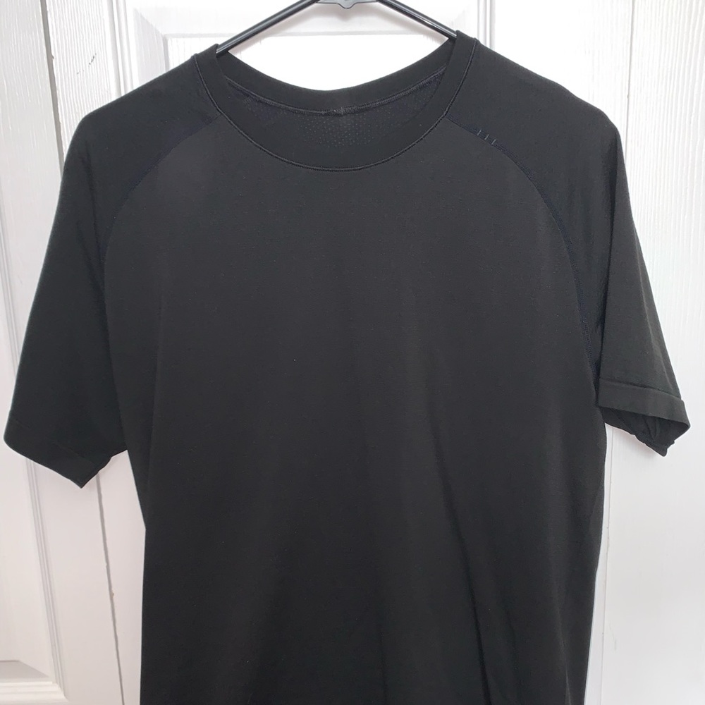 Black Lululemon short sleeve shirt